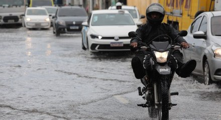 Fortes chuvas na madrugada da sexta-feira(16-02-24) deixa ruas alagadas - Bairro de Afogados próximo da feira e da Estação de Metrô de Afogados. Chuva - Recife - Alagamento - Ruas Alagadas 