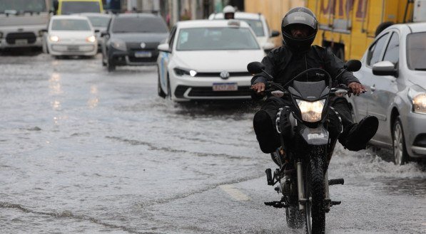 Fortes chuvas na madrugada da sexta-feira(16-02-24) deixa ruas alagadas - Bairro de Afogados próximo da feira e da Estação de Metrô de Afogados. Chuva - Recife - Alagamento - Ruas Alagadas 