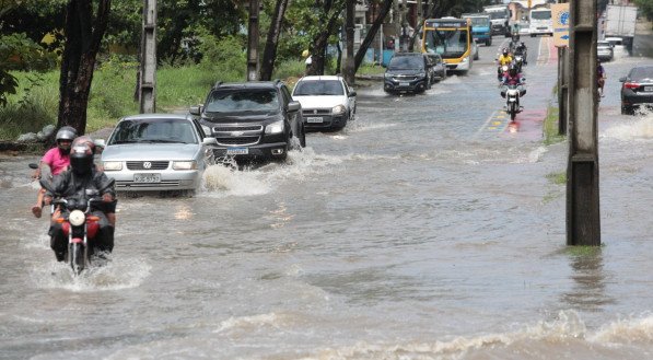 Fortes chuvas na madrugada da sexta-feira(16-02-24) deixa ruas alagadas - Av Dois Rios - Ibura - Chuva - Recife - Alagamento - Ruas Alagadas 
