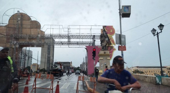 Ponte Maurício de Nassau foi fechada na manhã desta sexta-feira (16/2), tornando inviável o acesso ao Bairro do Recife para quem entra na região vindo das áreas Sul e Oeste da cidade