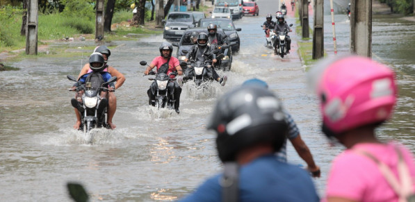 Fortes chuvas na madrugada da sexta-feira(16-02-24) deixa ruas alagadas - Av Dois Rios - Ibura - Chuva - Recife - Alagamento - Ruas Alagadas 
