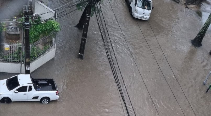 Alagamento recorrente em rua na Zona Norte do Recife