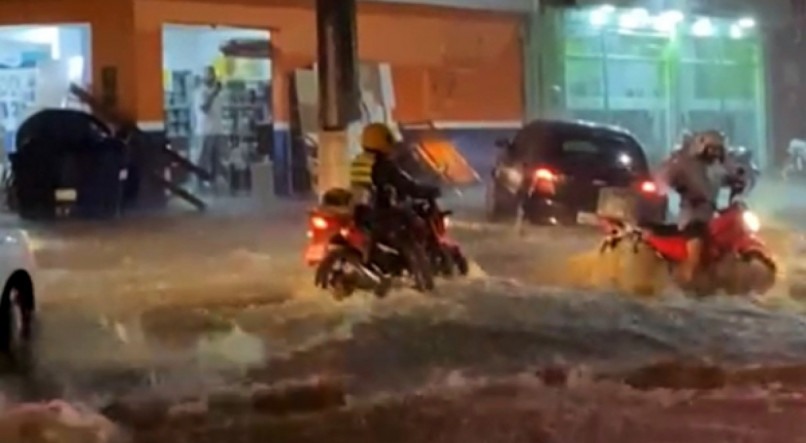Chuvas causam alagamentos em Garanhuns, no Agreste de Pernambuco