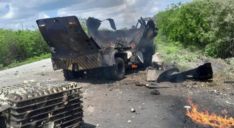 Homens armados explodem carro-forte, no Km 550 da BR 232, no munic&iacute;pio de Parnamirim, no Sert&atilde;o de Pernambuco. Nenhum valor foi levado