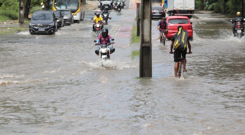 Avenida Dois Rios, no Ibura, alagada após fortes chuvas na Região Metropolitana do Recife