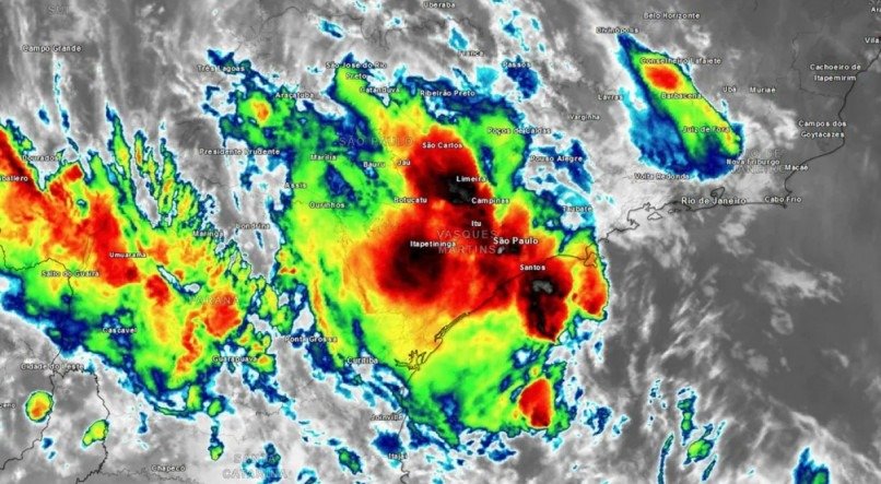 Imagem de Satélite em 13 de fevereiro mostra tempestades se formando na região metropolitana de São Paulo devido a uma frente fria