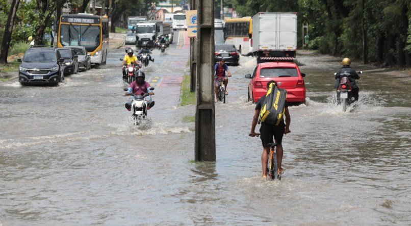 Alagamento na Avenida Dois Rios, no Ibura, Zona Sul do Recife, durante a manh&atilde; de sexta-feira (16)