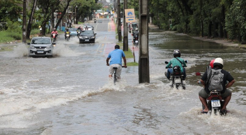 Fortes chuvas na madrugada da sexta-feira(16-02-24) deixa ruas alagadas - Av Dois Rios - Ibura - Chuva - Recife - Alagamento - Ruas Alagadas