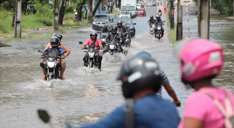 Fortes chuvas na madrugada da sexta-feira(16-02-24) deixa ruas alagadas - Av Dois Rios - Ibura - Chuva - Recife - Alagamento - Ruas Alagadas 