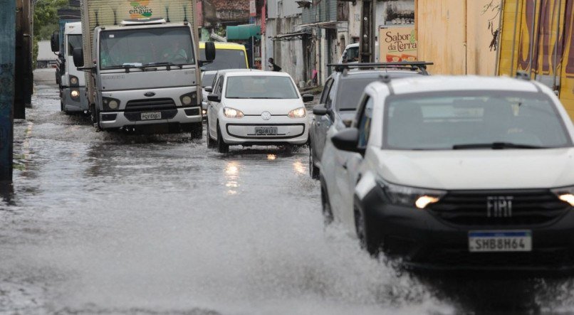 Alagamento no bairro de Afogados, na Zona Oeste do Recife