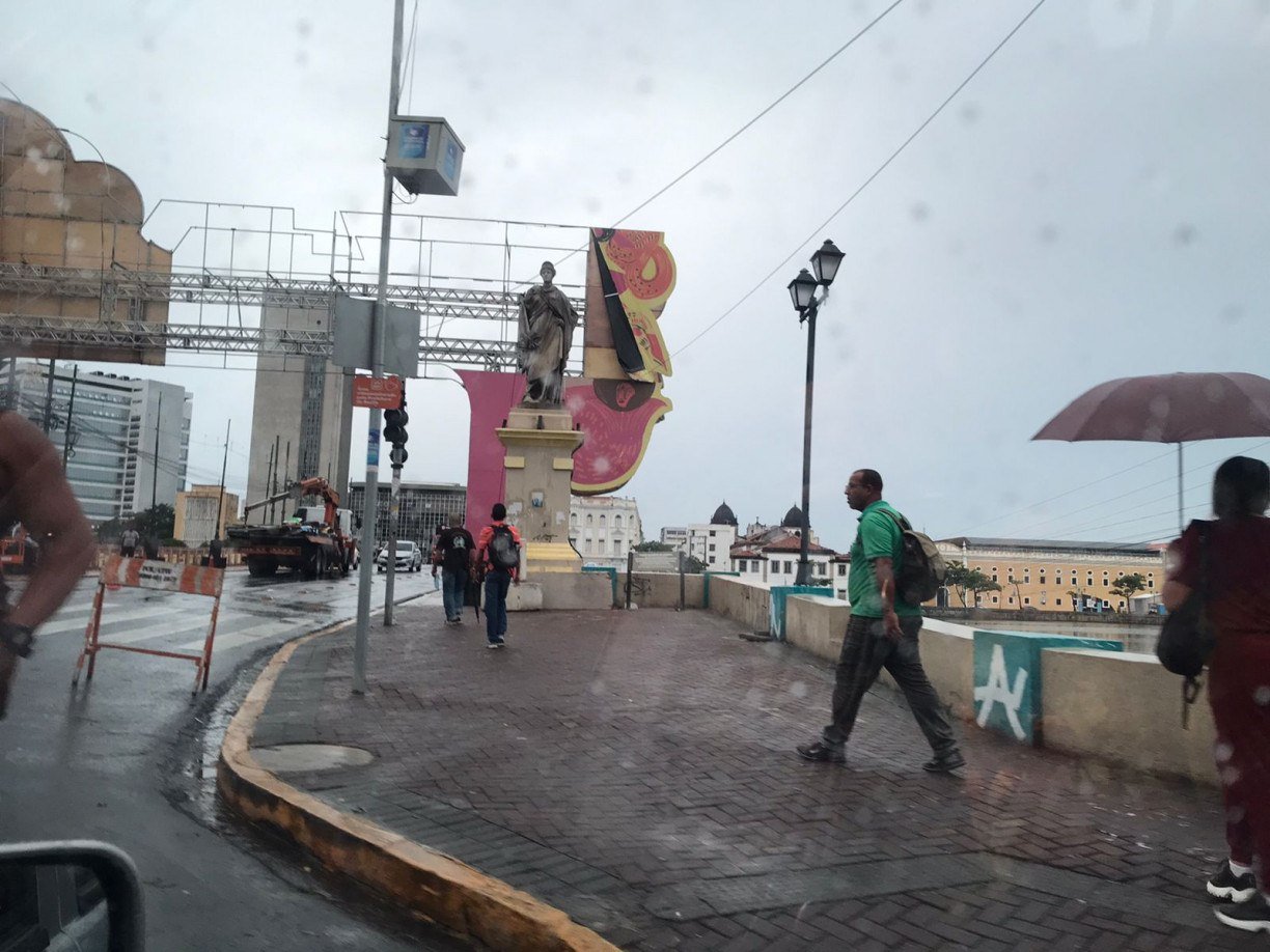 Ponte Maurício de Nassau foi fechada na manhã desta sexta-feira (16/2), tornando inviável o acesso ao Bairro do Recife para quem entra na região vindo das áreas Sul e Oeste da cidade REPRODUÇÃO