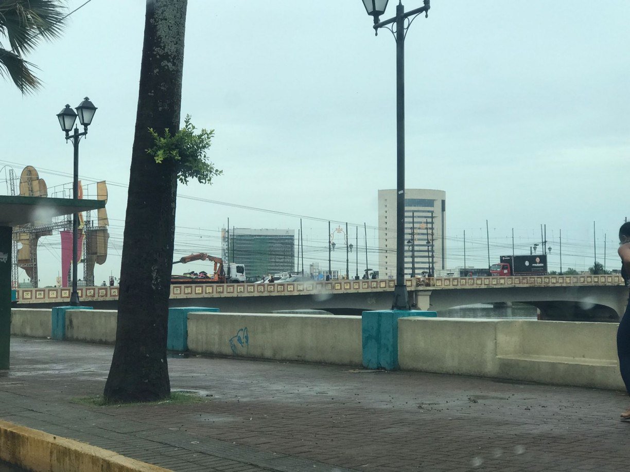 Ponte Maurício de Nassau foi fechada na manhã desta sexta-feira (16/2), tornando inviável o acesso ao Bairro do Recife para quem entra na região vindo das áreas Sul e Oeste da cidade REPRODUÇÃO