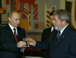 Vladimir Putin e Lula da Silva celebram acordos em torno do Brics