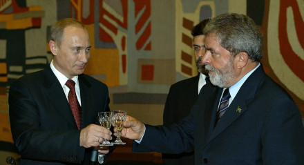 Vladimir Putin e Lula da Silva celebram acordos em torno do Brics