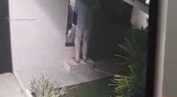 Vídeo mostra major da PM chegando à portaria do edifício em Boa Viagem onde o porteiro foi morto