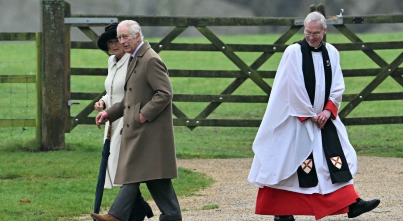 Rei Charles III, que atualmente está em tratamento de um câncer, assistiu neste domingo (18) ao serviço religioso em sua residência campestre de Sandringham, no Reino Unido