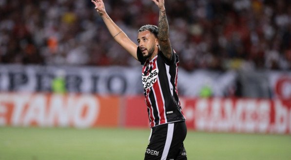 Jo&atilde;o Diogo celebrando gol marcado pelo Santa Cruz no Campeonato Pernambucano