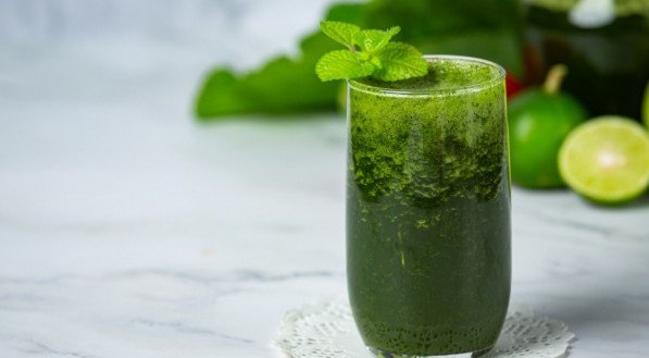suco verde; smoothie; bebida;