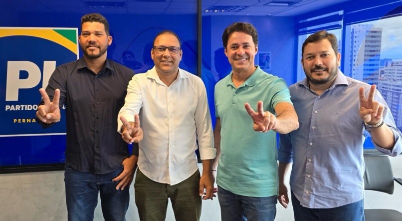 O deputado Abimael Santos, o vereador Edinho, o presidente do PL-PE Anderson Ferreira e o vice-prefeito de Paulista, Dido Vieira