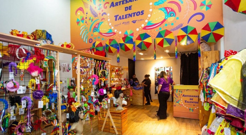 Durante o período carnavalesco, a loja Artesanato de Talentos comercializou fantasias e adereços produzidos por 19 artesãs e artesãos do Pina e Brasília Teimosa