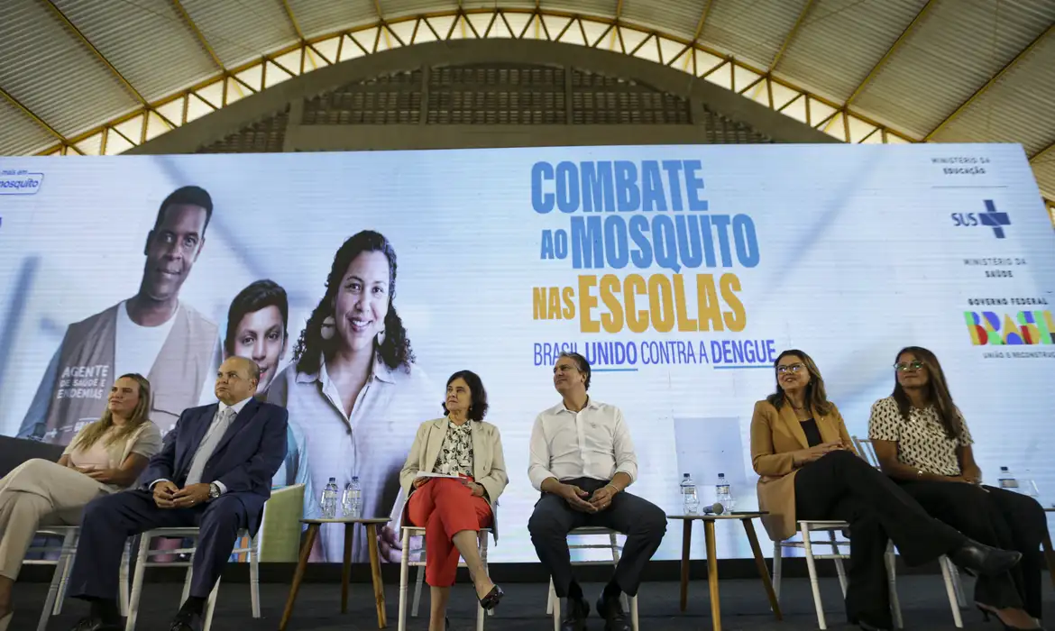"A dengue preocupa muito. É uma doença que nos afeta há mais de 40 anos. É um problema histórico no Brasil e em toda a América Latina", avaliou a ministra da Saúde, Nísia Trindade