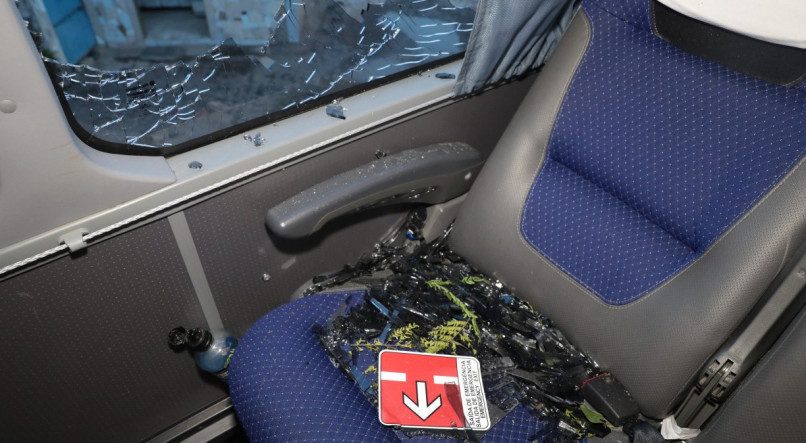 Ônibus da delegação do Fortaleza sofreu atentado após jogo na Arena de Pernambuco, em 22 de fevereiro