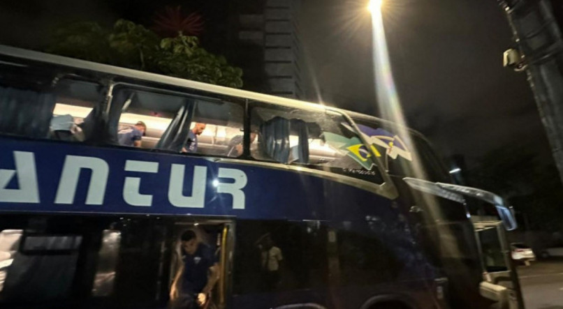 Ônibus do Fortaleza foi atacado por torcedores do Sport com bombas e pedras