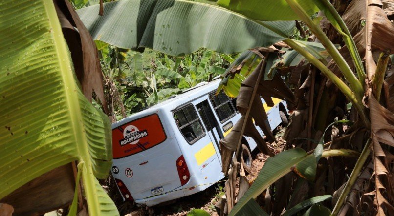 &Ocirc;nibus escolar cai em ribanceira e 19 pessoas ficam feridas em Macaparana; alunos da zona rural eram transportados