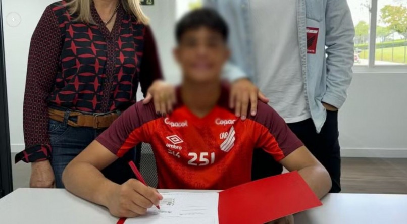 Bruninho Samudio assina primeiro contrato no futebol