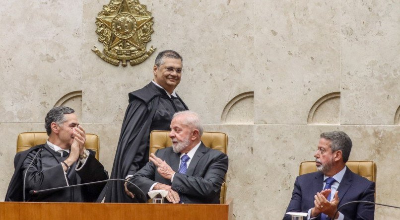 O presidente do STF, Luiz Roberto Barroso, o Presidente Lula e o ministro Flávio Dino e o presidente da Câmara, Arthur Lira