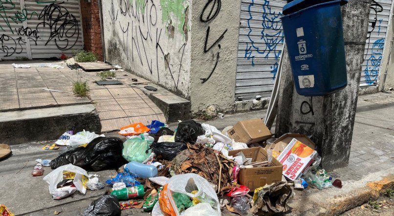 Lixo espalhado e sem recolhimento na Rua do Príncipe