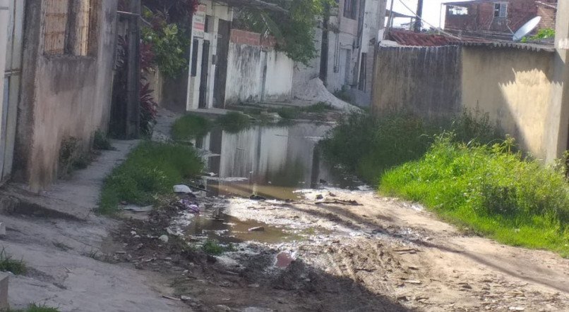 Falta de pavimentação asfáltica em rua do Jaboatão dos Guararapes