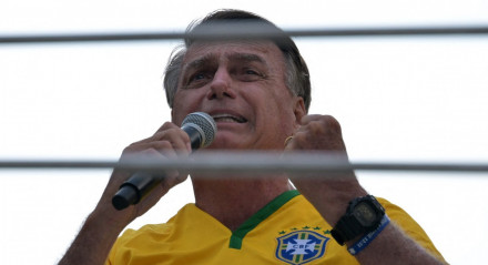 Jair Bolsonaro discursa em manifestação de apoio na Avenida Paulista, neste domingo (25)