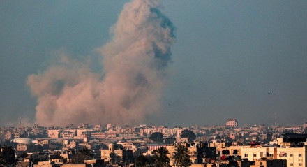 Ondas de fumaça após o bombardeio israelense em Rafah, no sul da Faixa de Gaza, em 25 de fevereiro de 2024, durante o conflito em curso entre Israel e o grupo militante palestino Hamas