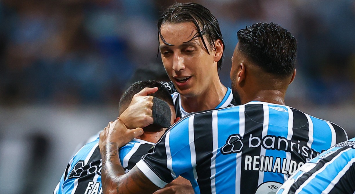 Com pênalti polêmico, Grêmio perde para o Internacional e vê rival garantir liderança no Campeonato Gaúcho 2024