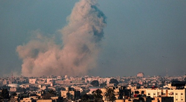 Ondas de fumaça após o bombardeio israelense em Rafah, no sul da Faixa de Gaza, em 25 de fevereiro de 2024, durante o conflito em curso entre Israel e o grupo militante palestino Hamas