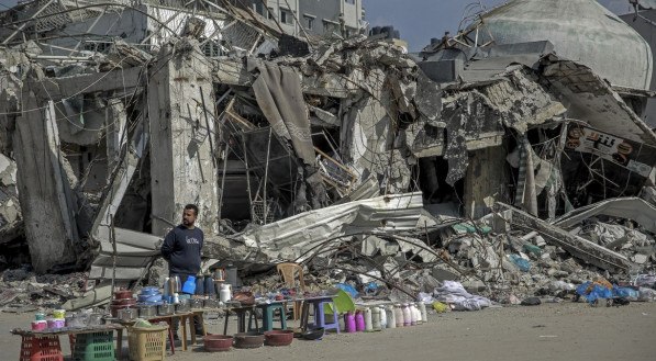 Um vendedor espera por clientes ao longo de uma rua na Cidade de Gaza, em 24 de fevereiro de 2024, em meio ao conflito em curso na Faixa de Gaza entre Israel e o movimento militante palestino Hamas.