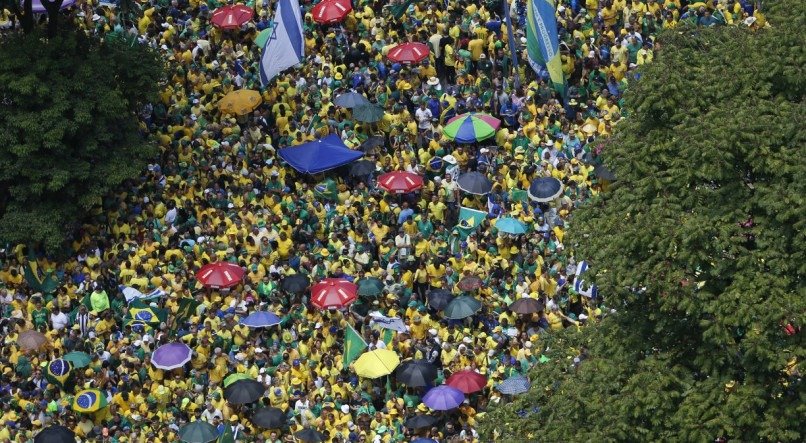 Apoiadores de Jair Bolsonaro participam de ato em São Paulo, em 25 de fevereiro, para rejeitar as alegações de que ele planejou um golpe com aliados para permanecer no poder