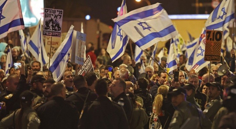 orças de segurança israelenses entram em confronto com manifestantes durante uma manifestação antigovernamental na cidade costeira israelense de Tel Aviv, em 24 de fevereiro de 2024