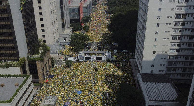 Apoiadores de Jair Bolsonaro participam de ato em São Paulo, em 25 de fevereiro, para rejeitar as alegações de que ele planejou um golpe com aliados para permanecer no poder