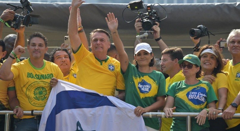 Jair e Michelle Bolsonaro em ato na Avenida Paulista neste domingo (25)