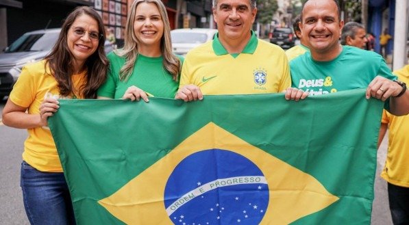 Bem longe de Anderson Ferreira, Clarissa Tércio marca presença em ato pró Bolsonaro