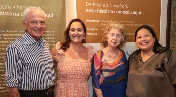 Na abertura da exposição "De Recife para Nova York. Essa História Começou Aqui", na Sinagoga da Bom Jesus, Bóris Berenstein, Daniela Levy, Sônia Sette e a cônsul dos Estados Unidos, May Baptista
