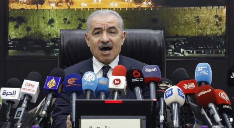 O primeiro-ministro palestino, Mohammad Shtayyeh, anuncia a renúncia do seu governo e pede "novas medidas políticas" em Ramallah, em meio à guerra em curso na Faixa de Gaza