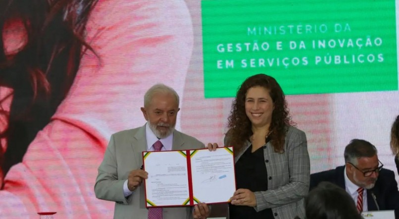 O presidente Luiz Inácio Lula da Silva e a ministra de Gestão e Inovação em Serviços Públicos, Esther Dweck, durante lançamento do Programa de Democratização dos Imóveis da União
