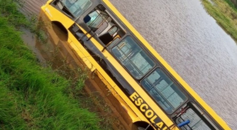 Seis alunos ficaram feridos após um ônibus escolar tombar e cair em um açude localizado no distrito de Água Branca, em Serra Talhada