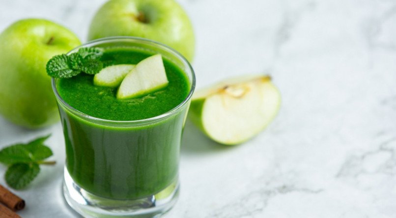 Aprenda a fazer o suco verde de ora-pro-nóbis com maçã.