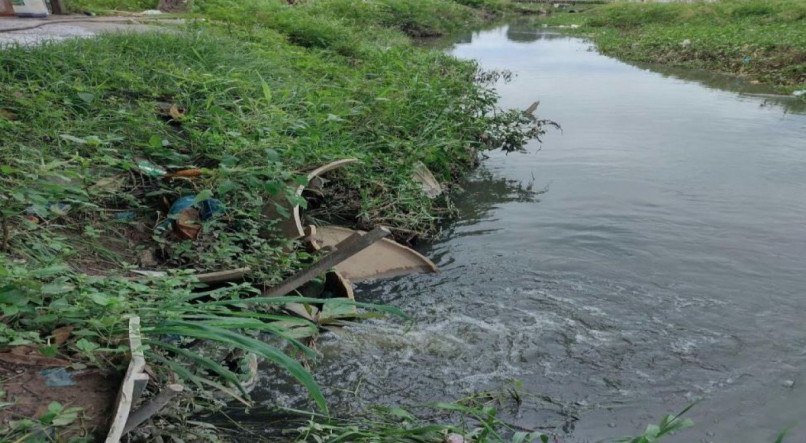 Ponto de lançamento de efluentes sanitários no canal da Avenida México, em Rio Doce