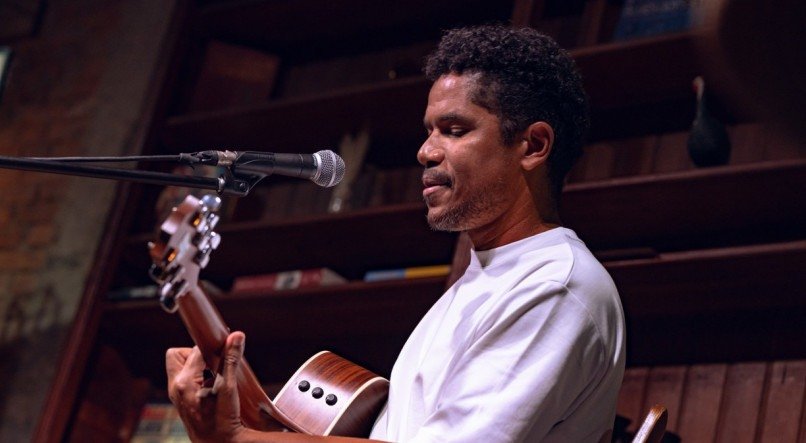 Alexandre Carlo na coletiva da turnê 'Leve Com Você, do Natiruts