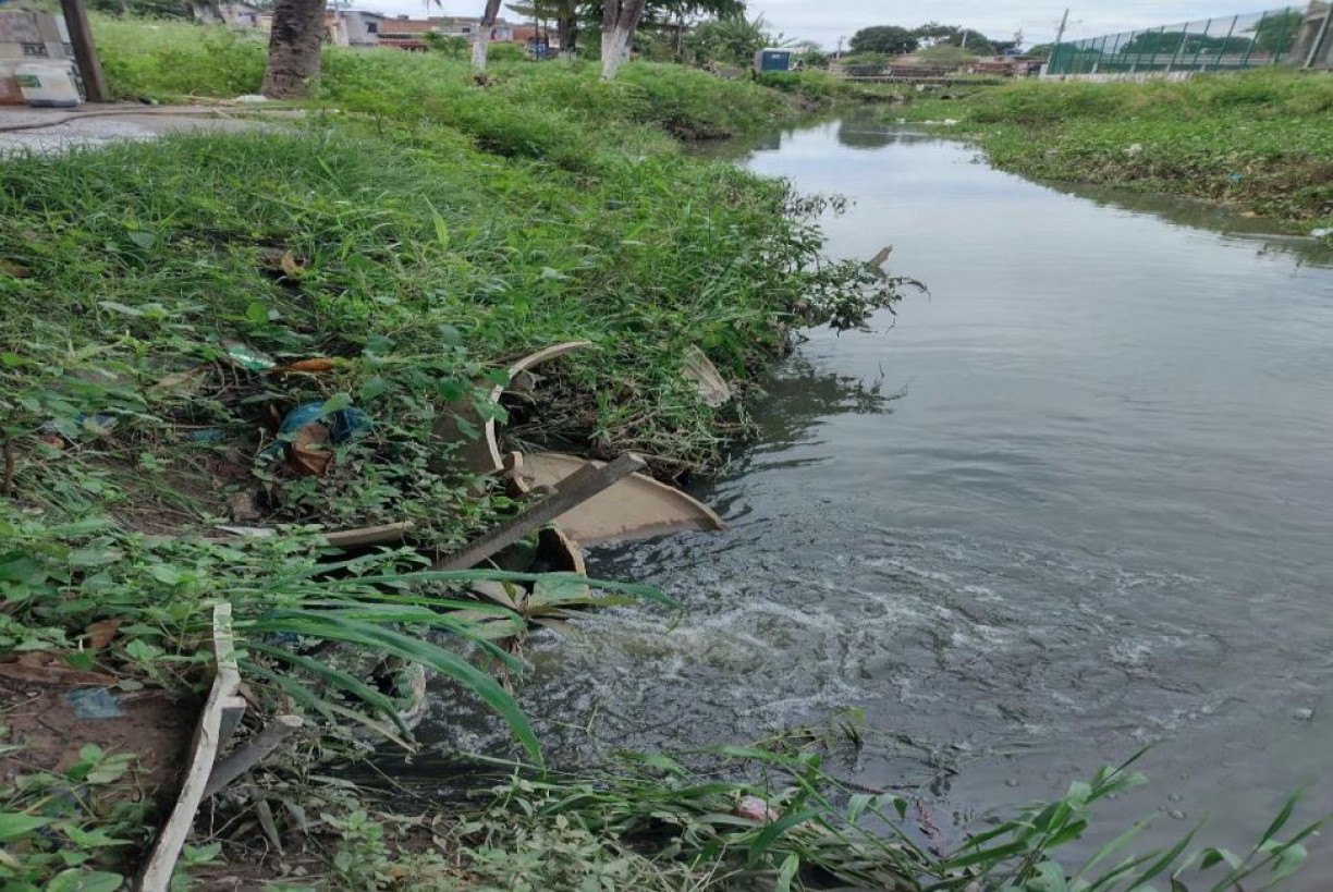 Contratada pela Compesa é multada em R$ 50 mil por desaguar esgoto sem tratamento em rio de Olinda